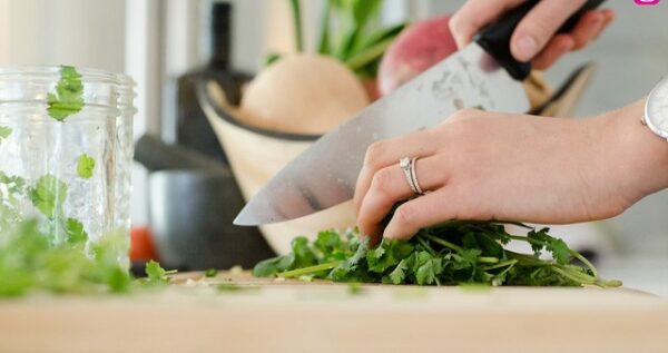 سرخ کردن سبزی قورمه سبزی