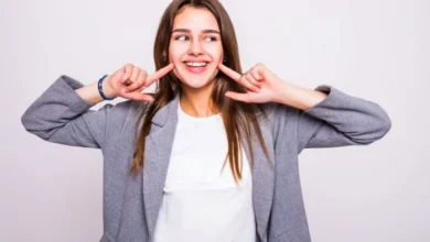 علت خندیدن در شرایط جدی