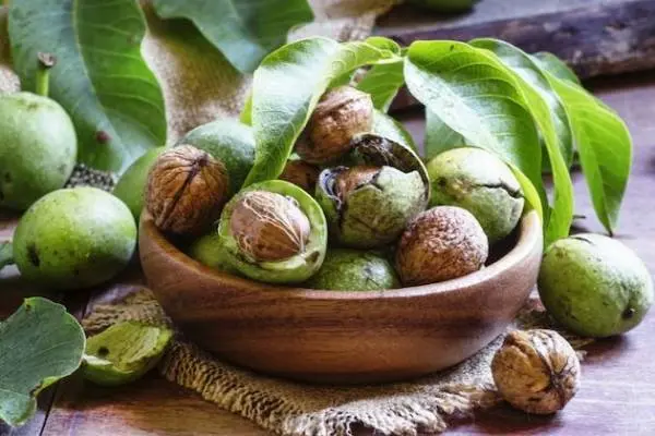 چگونه لکه های سیاه گردو را از روی دست پاک کنیم ؟