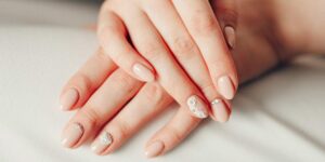 پاک کردن لکه زردچوبه از روی لاک یا ژلیش ناخن
