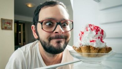 علت هوس کردن شیرینی در شب چیست؟