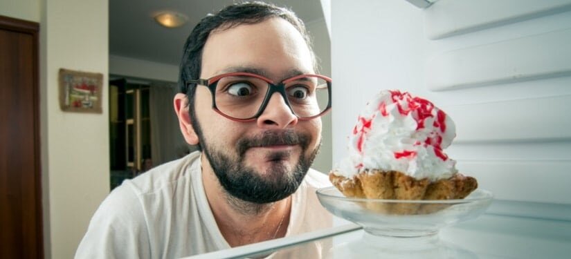 علت هوس کردن شیرینی در شب چیست؟