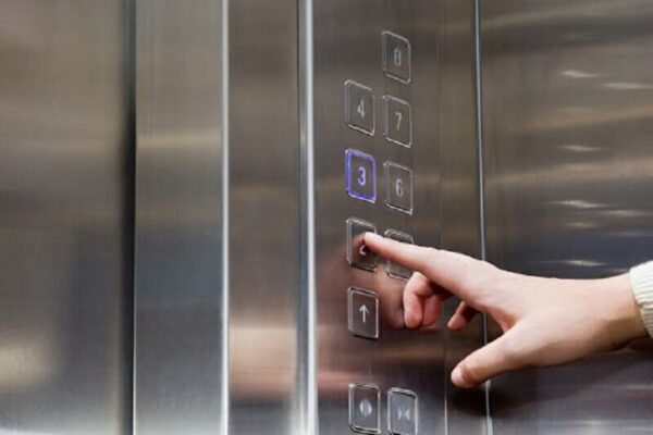 هنگام گیر کردن در آسانسور چیکار کنیم؟