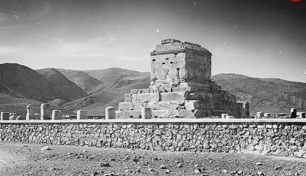 تصویر کمتر دیده شده از مقبره کوروش در زمان مظفرالدین شاه 
