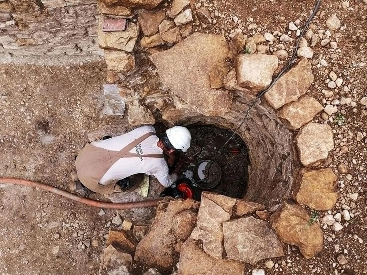 کشف تخته های چوبی کفش 2 هزار ساله در چاه