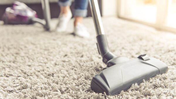 علت چسبیدن جاروبرقی به فرش