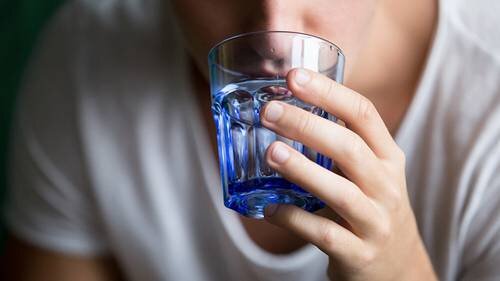 آیا واقعا غرغره کردن آب نمک در رفع سرما خوردگی و گلودرد موثر است؟