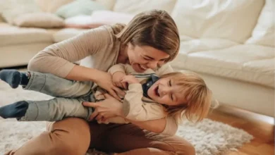 خطرات پنهان قلقلک دادن کودکان