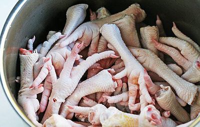 آسان ترین روش پاک کردن پای مرغ در خانه 