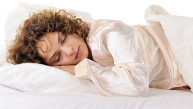 عوارض خوابیدن با موی خیس