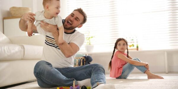رفتار مناسب مقابل حسادت بین فرزند اول و دوم