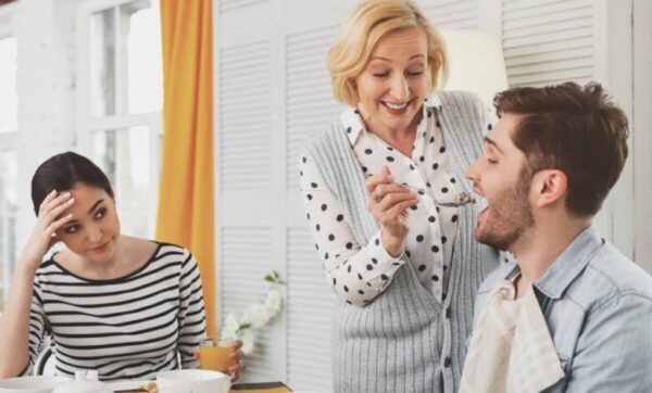 چگونه وابستگی شوهر به مادرش را کمتر کنیم؟