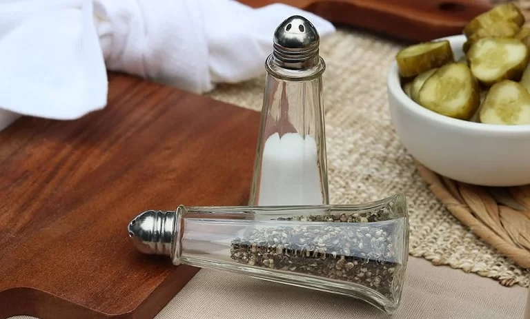 3 راهکار طلایی برای جلوگیری از کلوخه شدن نمک در نمکدان