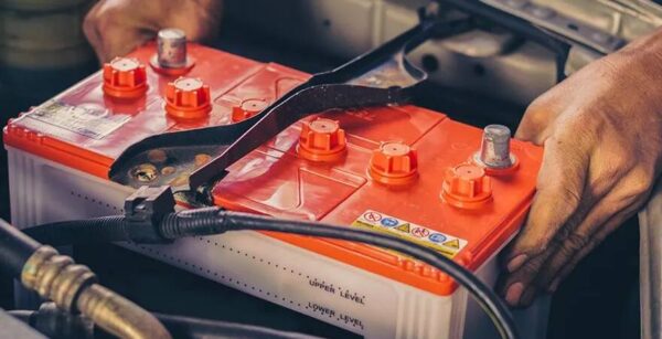 علت بوی بد باتری خودرو