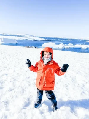 جهانگرد 7 ساله ای که تاکنون به هفت قاره جهان سفر کرده!