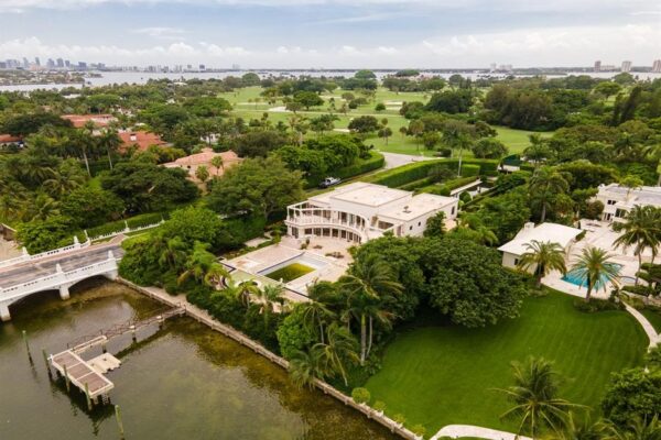 فضاهای داخلی با بهره‌گیری از پالت رنگی خنثی و آرامش‌بخش در اتاق‌خواب‌ها، جلوه‌ای خاص یافته‌اند. در این طراحی، از متریال‌های لوکس نظیر سنگ مرمر و چوب طبیعی در کنار نورپردازی مخفی استفاده شده است. تصاویر منتشرشده حاکی از آن است که ایوانکا ترامپ و همسرش، جرد کوشنر، تغییرات چشمگیری در طراحی داخلی این ملک اعمال کرده‌اند.