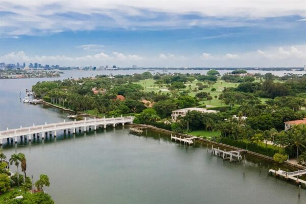 فضاهای داخلی با بهره‌گیری از پالت رنگی خنثی و آرامش‌بخش در اتاق‌خواب‌ها، جلوه‌ای خاص یافته‌اند. در این طراحی، از متریال‌های لوکس نظیر سنگ مرمر و چوب طبیعی در کنار نورپردازی مخفی استفاده شده است. تصاویر منتشرشده حاکی از آن است که ایوانکا ترامپ و همسرش، جرد کوشنر، تغییرات چشمگیری در طراحی داخلی این ملک اعمال کرده‌اند.