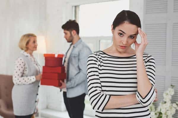 چگونه وابستگی شوهر به مادرش را کمتر کنیم؟